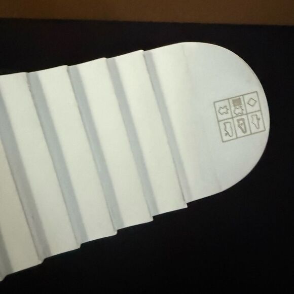 Brand new in box size 3 kids unisex Burberry sandals - Picture 6 of 9